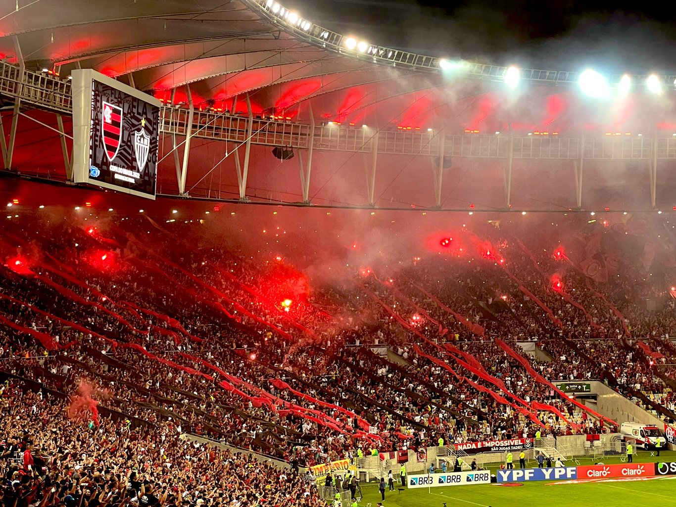sinalizadores faixas torcida flamengo maracana