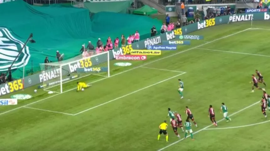 Goleiro do Flamengo é exaltado após vitória sobre o Palmeiras 1 Rossi defende mais um penalti