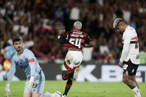 Wallace Yan marca o segundo para o Flamengo contra o Sao Paulo
