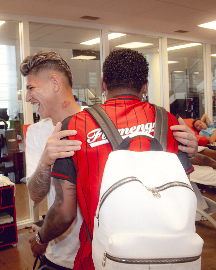 Carrascal abracando jogador do Flamengo