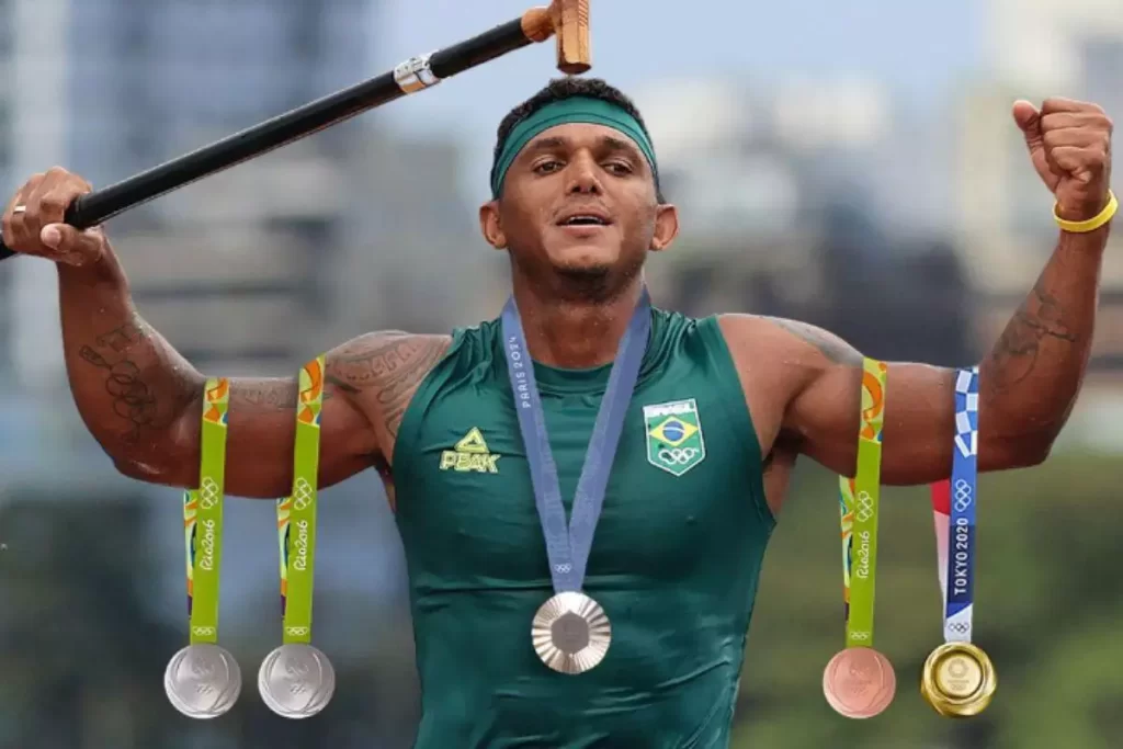Isaquias Queiroz com suas medalhas. IMG Reproducao Instagram