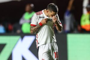 arrascaeta beija escudo vitoria 1x2 flamengo brasileirao 2025