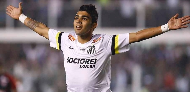 240813 gabriel comemora gol do santos contra o vitoria pelo brasileirao na vila belmiro