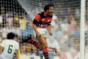 Zico comemora gol